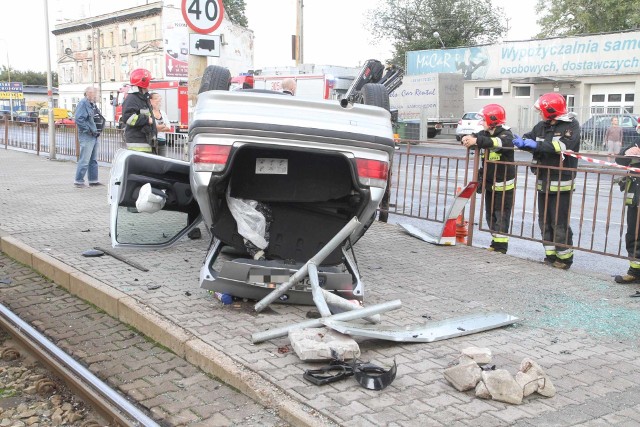 Wypadek, dachowanie BMW na przystanku przy ul. Żmigrodzkiej