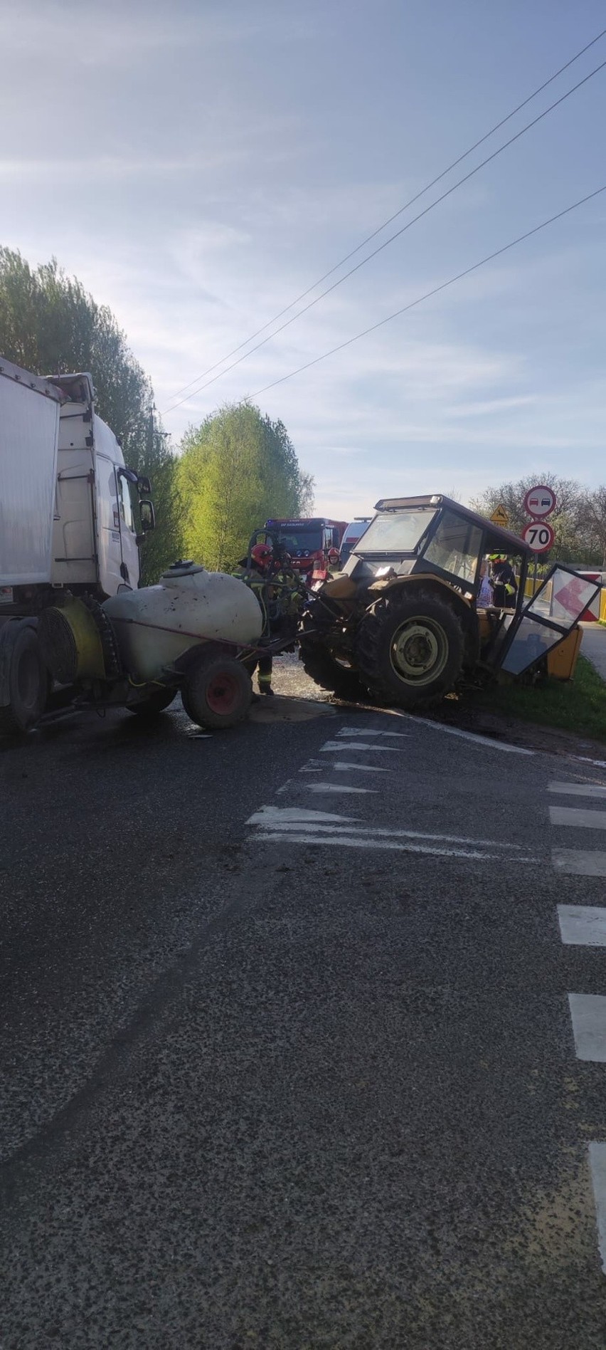Wypadek na drodze krajowej w Sulisławicach. Zderzyły się ciągnik rolniczy i ciężarówka