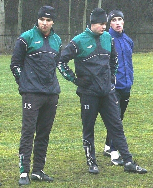 Michał Czarny (z prawej, obok Michał Kachniarz, z lewej Kamil Gęśla) pojawił się na wtorkowym treningu piłkarzy "Stalówki&#8221;.