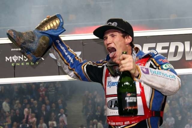 Jason Doyle (na zdjęciu) i Chris Holder wypili szampana z......