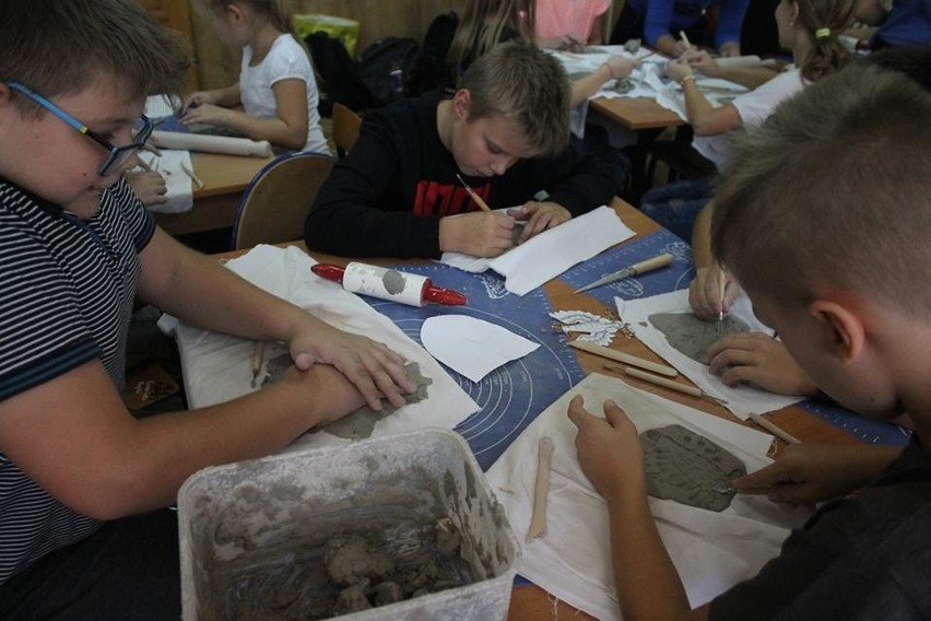 Uczniowie w Gackach tworzą wyjątkowe patriotyczne dzieła - ceramiczne godła Polski