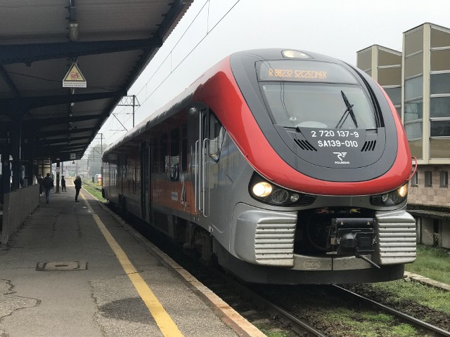 Dworzec kolejowy w Słupsku. Dziś (7.10) o godz. 11.51 na trasę ze Słupska do Szczecinka podstawiono nowoczesny skład.