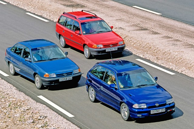 Rok 1991, w którym Opel Astra F miał światową premierę, był czasem wielkich zmian. Niedawno zniknęła „żelazna kurtyna” dzieląca Europę, a „zimna wojna” dobiegła końca. Z powodu takich zdarzeń jak katastrofa tankowca Exxon Valdez ludzie zaczęli baczniej zwracać uwagę na wpływ człowieka na środowisko. Producenci samochodów musieli nauczyć się godzić konieczność ograniczania emisji spalin i zużycia paliwa z rosnącym zapotrzebowaniem na coraz wyższy komfort.Fot. Opel