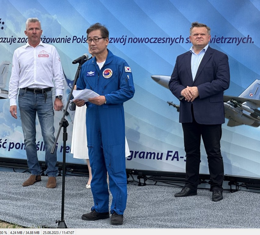Wiceminister obrony narodowej i szef południowokoreańskiego koncernu zaprezentowali najnowszy nabytek polskich Sił Powietrznych