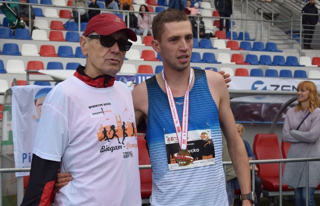 Tomasz Grycko (z prawej) był najszybszy wśród Polaków podczas VI Półmaratonu Radomskiego Czerwca '76. Na zdjęciu wraz z Tadeuszem Kraską, organizatorem biegu.