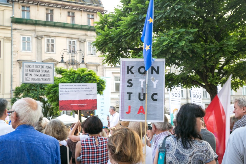 Na krakowskim Rynku znów zapłonęło światełko dla sądów [ZDJĘCIA]