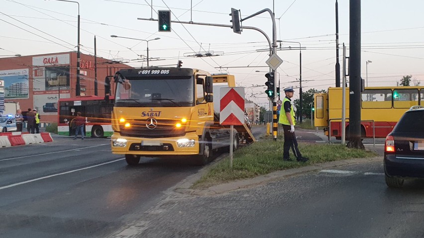 Utrudnienia w ruchu na al. Unii Lubelskiej w Lublinie. Samochód osobowy zderzył się z autobusem