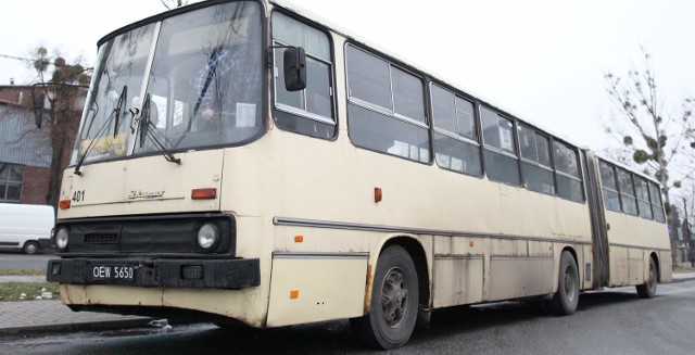 Ikarus 280. Szczególnie ciekawy jest wóz o numerze 401. To nie tylko najstarszy autobus we flocie opolskiego przewoźnika, ale także jeden z najstarszych egzemplarzy w kraju, który nie podlegał przeróbkom i istotnym przebudowom.