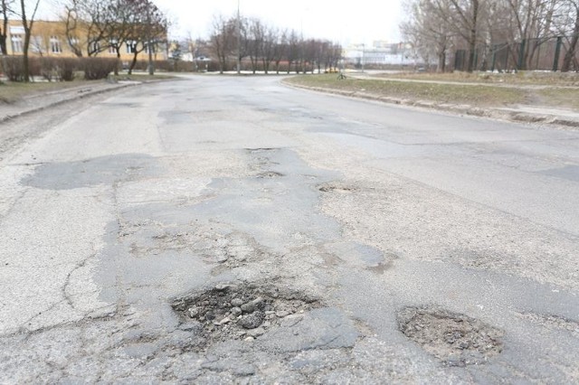 Spod łat znowu wychodzą dziury na ulicy PCK