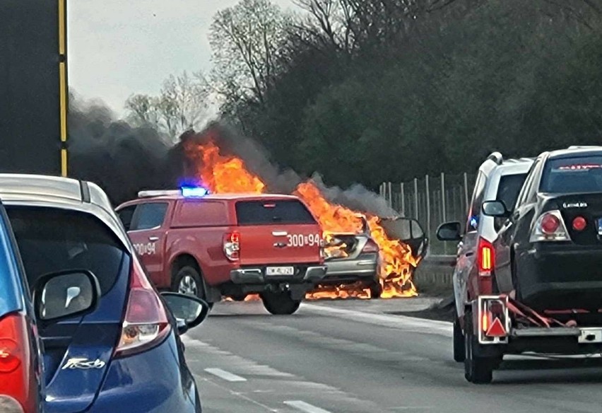 W niedzielę (24 marca) na autostradzie A4 spłonął samochód...
