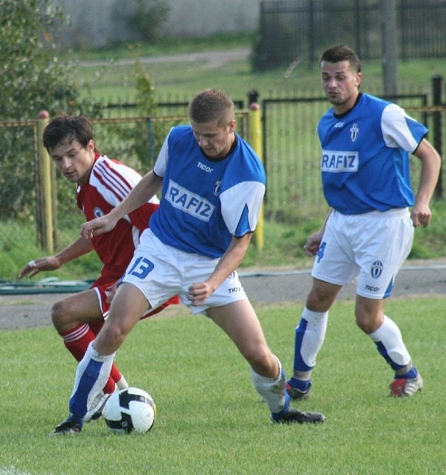 Bartłomiej Madej (nr 13), zdobywca pierwszego gola dla Orła, walczy o piłkę z Andrzejem Drachalem