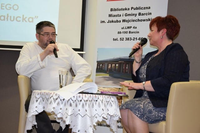 Grażyna Szafraniak, dyrektor Biblioteki Publicznej Miasta i Gminy Barcin podczas spotkania autorskiego z Krzysztofem Leśniewskim, propagatorem kuchni pałuckiej.