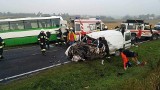 Groźny wypadek w Wielmoży. Dwie osoby ranne w zderzeniu osobówki z autobusem