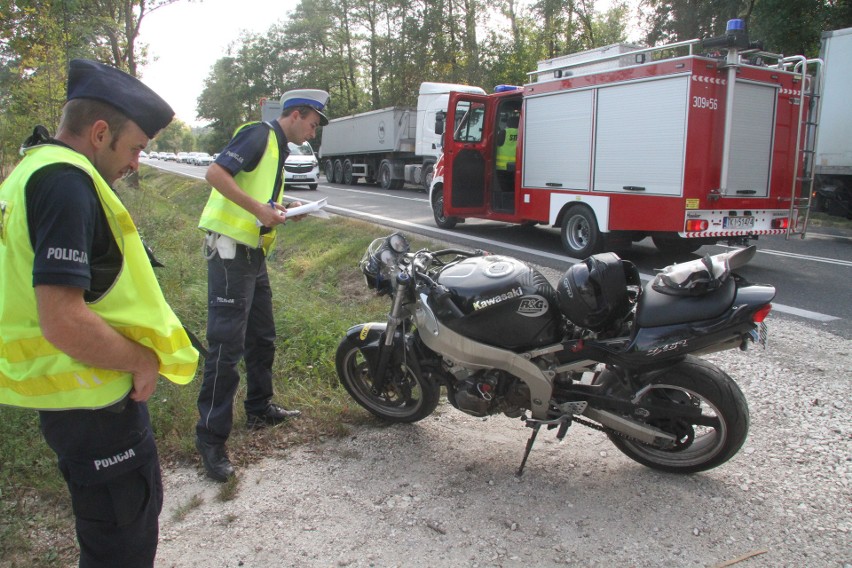 Po zderzeniu motocykla z osobówką utrudnienia na trasie krajowej numer 73 w Piasecznej Górce