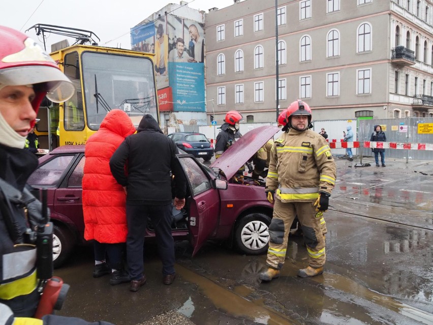 Wypadek w centrum Łodzi. Samochód zderzył się z tramwajem!