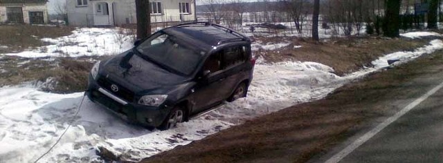 Kierowca toyoty chciał uniknąć czołowego zderzenia. Skręcił w prawo i wjechał do rowu.