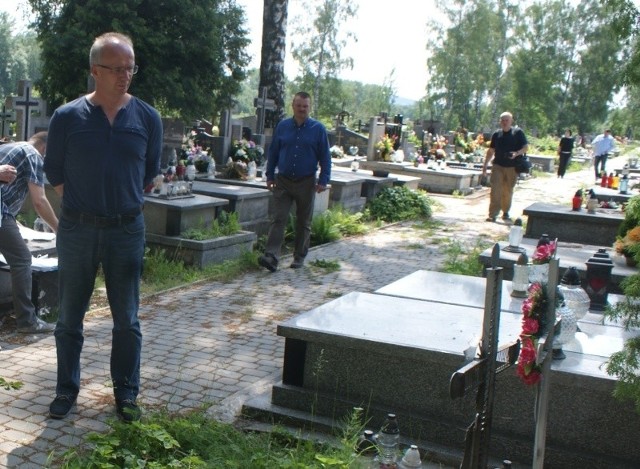 Profesor Krzysztof Szwagrzyk (po lewej) wizytował kielecki cmentarz na Piaskach.