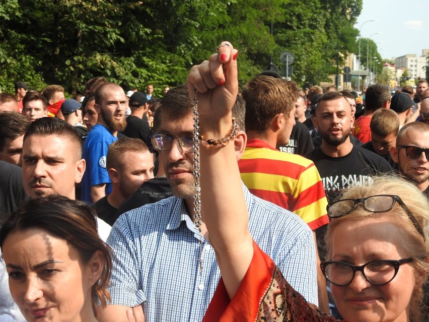 Marsz Równości w Białymstoku. Z jednej strony było kolorowo i głośno, z drugiej groźby i race. Policja zatrzymała kilkanaście osób