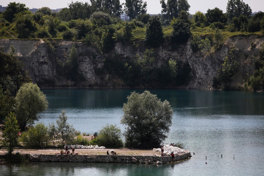 Zakrzówek. Mieszkańcy plażują i kąpią się na dużym akwenie