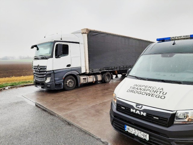 Szereg niebezpiecznych usterek stwierdzili w skontrolowanej ciężarówce inspektorzy dolnośląskiej Inspekcji Transportu Drogowego.
