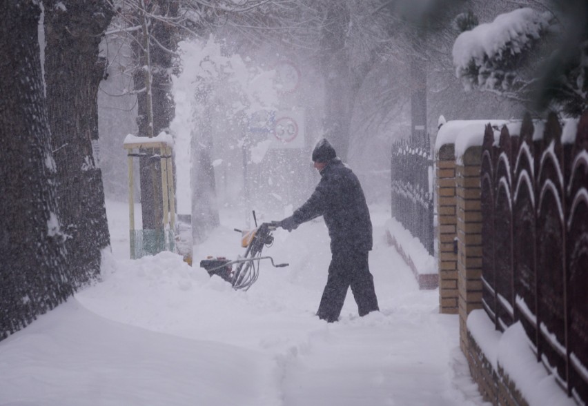 Do Lublina zawitał niż Brygida i przyniósł ze sobą śnieżyce. Zobacz zdjęcia zasypanego miasta