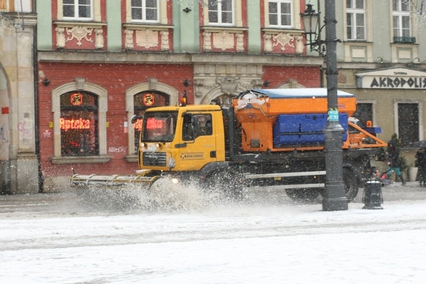 Atak zimy we Wrocławiu. W poniedziałek sypnęło śniegiem (ZDJĘCIA, ODŚNIEŻANIE ULIC, PROGNOZA)