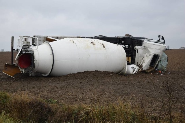 Krotoszyn: 14-tonowa betoniarka wylądowała w rowie