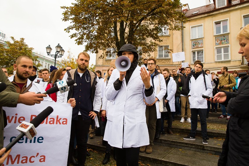 Protest studentów medycyny na Rynku Kościuszki (zdjęcia, wideo)