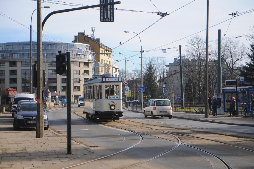 Kraków. Zabytkowy tramwaj wyjechał na tory [ZDJĘCIA]
