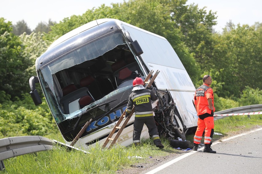 Śmiertelny wypadek pod Nowogardem. Autobus z niemieckimi turystami zderzył się z samochodem