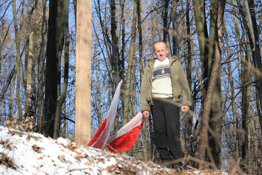 Nowy Krzyż stanął w lesie w dzielnicy Lipowica w Przemyślu,...