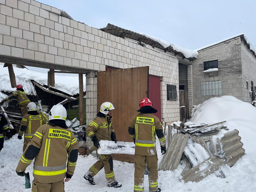 W Zdanowie w powiecie sandomierskim zawalił się dach budynku. W środku były samochody oraz maszyny rolnicze