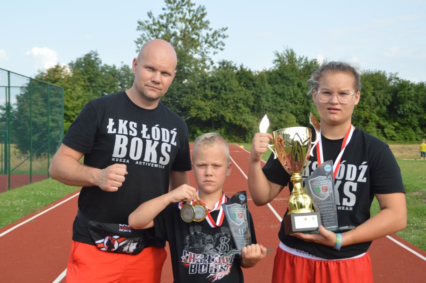 Od prawej: Amelia Kostrzewa, Michał Goliński, trener...
