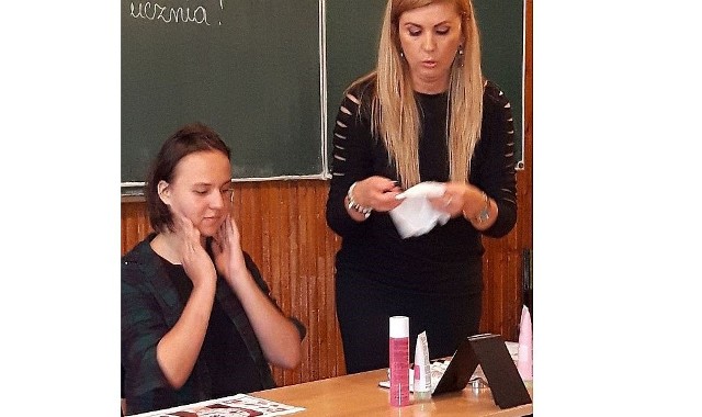 Monika Przygoda pokazywała uczennicom, jak prawidłowo zadbać o skórę twarzy.