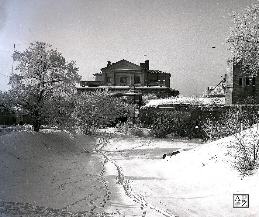 Ślady na śniegu w dawnej, staromiejskiej fosie. Zima 1969...