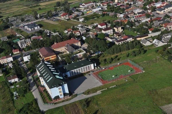 Widok kompleksu szkolnego w Daleszycach z lotu ptaka.
