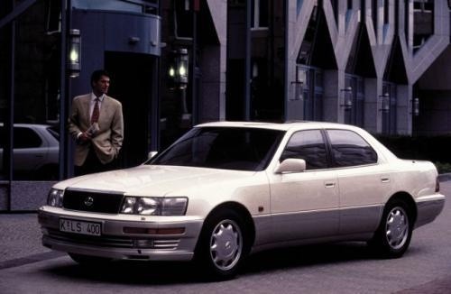 Fot. Lexus: Pierwszy model Lexusa LS 400 - 1991 r. &#8211; technicznie perfekcyjny i ... niezbyt ładny. Sprzedano tylko 2000 tych aut.