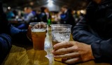 Pijemy coraz mniej piwa, bo jest coraz droższe. Trend spadkowy w branży piwowarskiej po podwyżkach akcyzy coraz mocniejszy