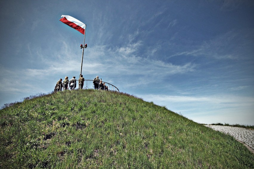 Nad Kopcem Piłsudskiego powiewa biało-czerwona flaga. Na stałe [ZDJĘCIA, WIDEO]