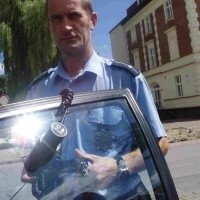 - Tak właśnie mierzymy jasność szyb w samochodach - demonstruje luksometr Lech Łaszcz, rzecznik prasowy ełckiej policji