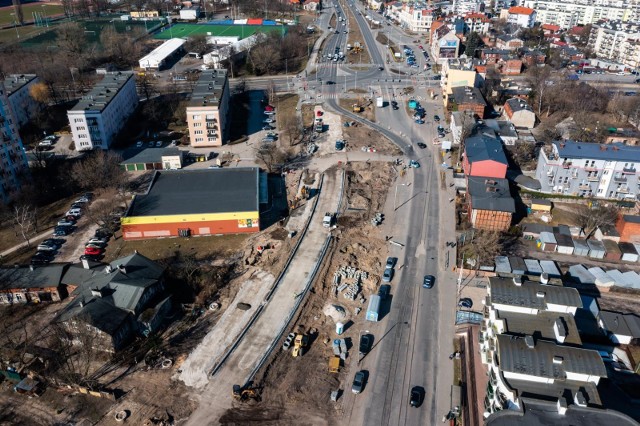 W październiku ruszyła budowa linii tramwajowej na osiedle JAR. Sprawdziliśmy, jak idą prace. Poprosiliśmy naszego fotoreportera, aby na zdjęciach z drona uchwycił rozmach i zasięg tej wartej 190 mln inwestycji. Całą budowaną trasę pokazujemy krok po kroku na naszej stronie internetowej www.nowosci.com.pl. Zobaczcie zdjęcia!