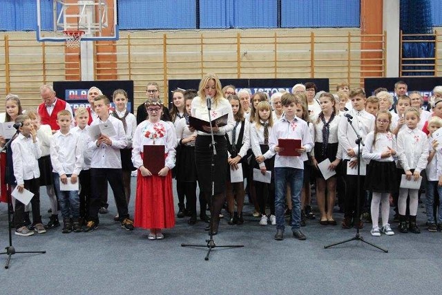 Uczniowie Szkoły Podstawowej w Janikowie zorganizowali koncert patriotyczny "Śpiewajmy o wolności". Zaprosili mieszkańców do wspólnego śpiewania.Koncert zakończył całoroczny cykl działań podejmowanych przez szkołę w opracowanym przez nauczycieli programie edukacji patriotycznej "SP w Janikowie Dla Niepodległej" i nagrodzonym w konkursie Ministra Edukacji Narodowej.Setna rocznica odzyskania przez Polskę niepodległości w Kołodziejewie: