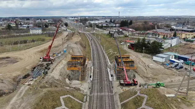 Bezkolizyjne skrzyżowanie zastąpi przejazd kolejowo-drogowy w ciągu ulicy Grójeckiej między stacją Warka a przystankiem Warka Miasto i zwiększy się bezpieczeństwo w ruchu pociągów i samochodów. Zobaczcie zdjęcia z robót na kolejnych slajdach.