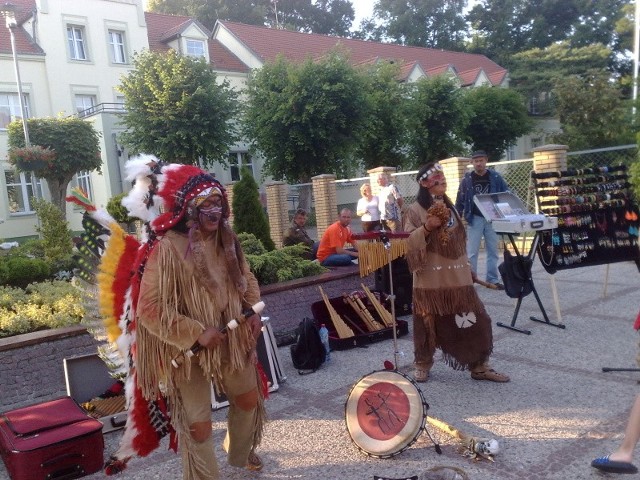 Artyści na ulicy także zarabiają wystawiając kapelusze na grosiki.