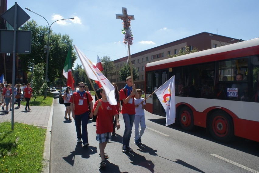 Goście z Włoch i Czech po mszy św. przeszli ulicami miasta...