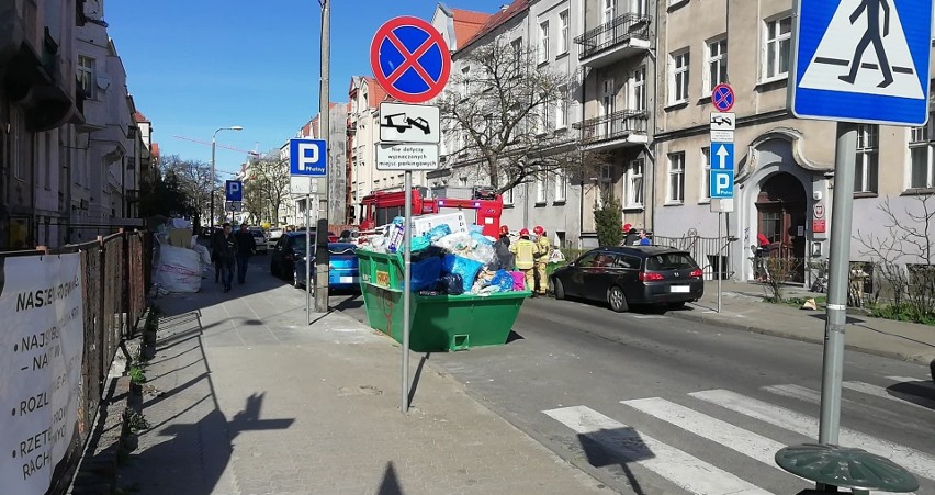 Pożar w centrum Bydgoszczy. Palił się kontener z odpadami [zdjęcia]