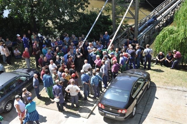 Hutnicy protestowali pod buirowcem huty od poniedzialku rana. Dziś okolo godz. 13.00 wrócili do stanowisk pracy.