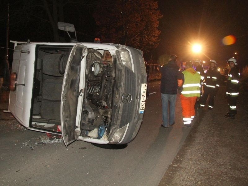 Zderzenie busa z osobówką na drodze między Sukowem a