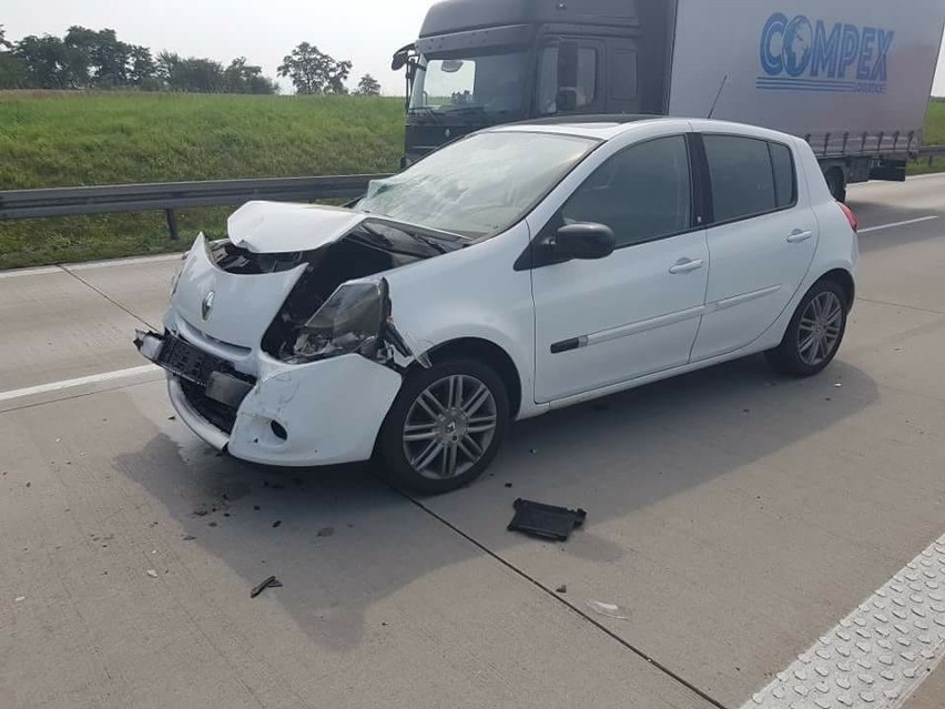 Renault zniszczony w wypadku na 135. kilometrze, na jezdni w...