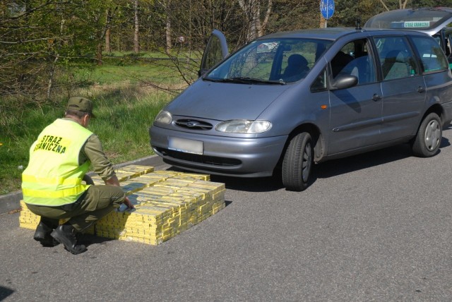 3350 paczek nielegalnych papierosów wartych prawie 45 tysięcy złotych wykryli w piątek w fordzie galaxy funkcjonariusze z Placówki Straży Granicznej w Ustce. Towar ukryty był w specjalnie wykonanych w pojeździe skrytkach.